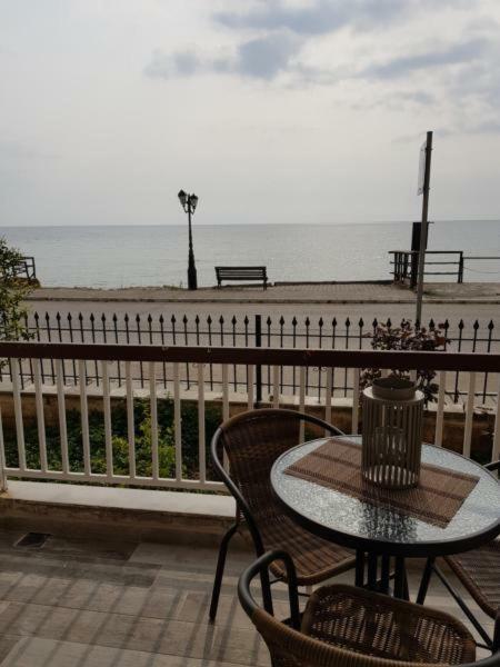 Kristina Family Home Nea Iraklia Bagian luar foto